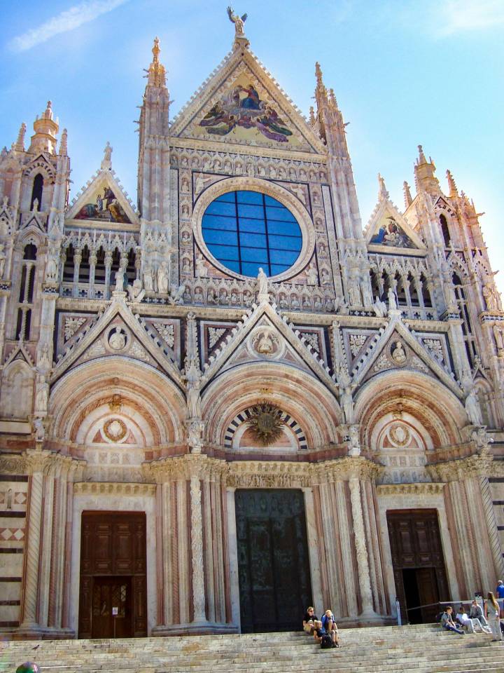 Fachada principal de la Catedral de Siena (Duomo di Siena) en Italia, destacando su arquitectura gótica durante la peregrinación.