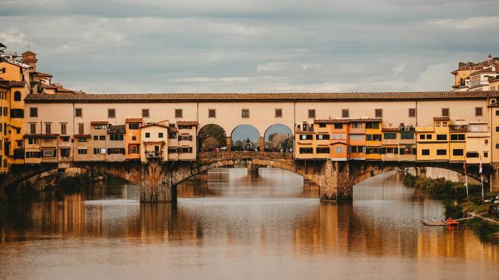 Vista panorámica del Ponte Vecchio en Florencia, Italia, cruzando el río Arno durante la peregrinación.