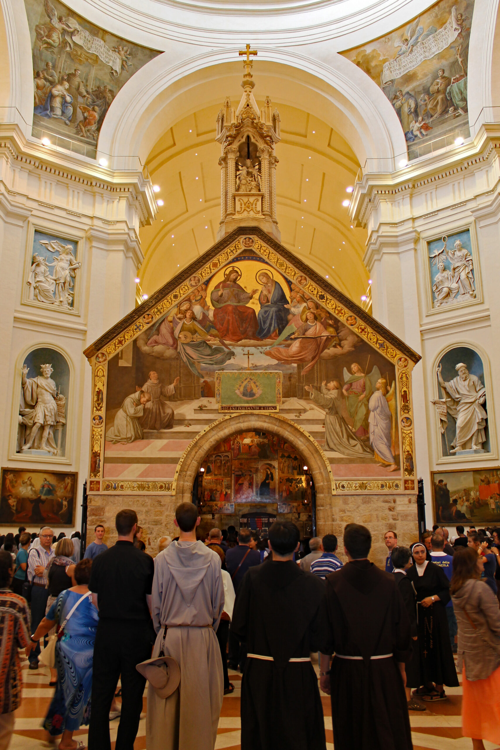 La Porziúncula en la Basílica de Santa María degli Angeli, corazón de la espiritualidad franciscana en Asís
