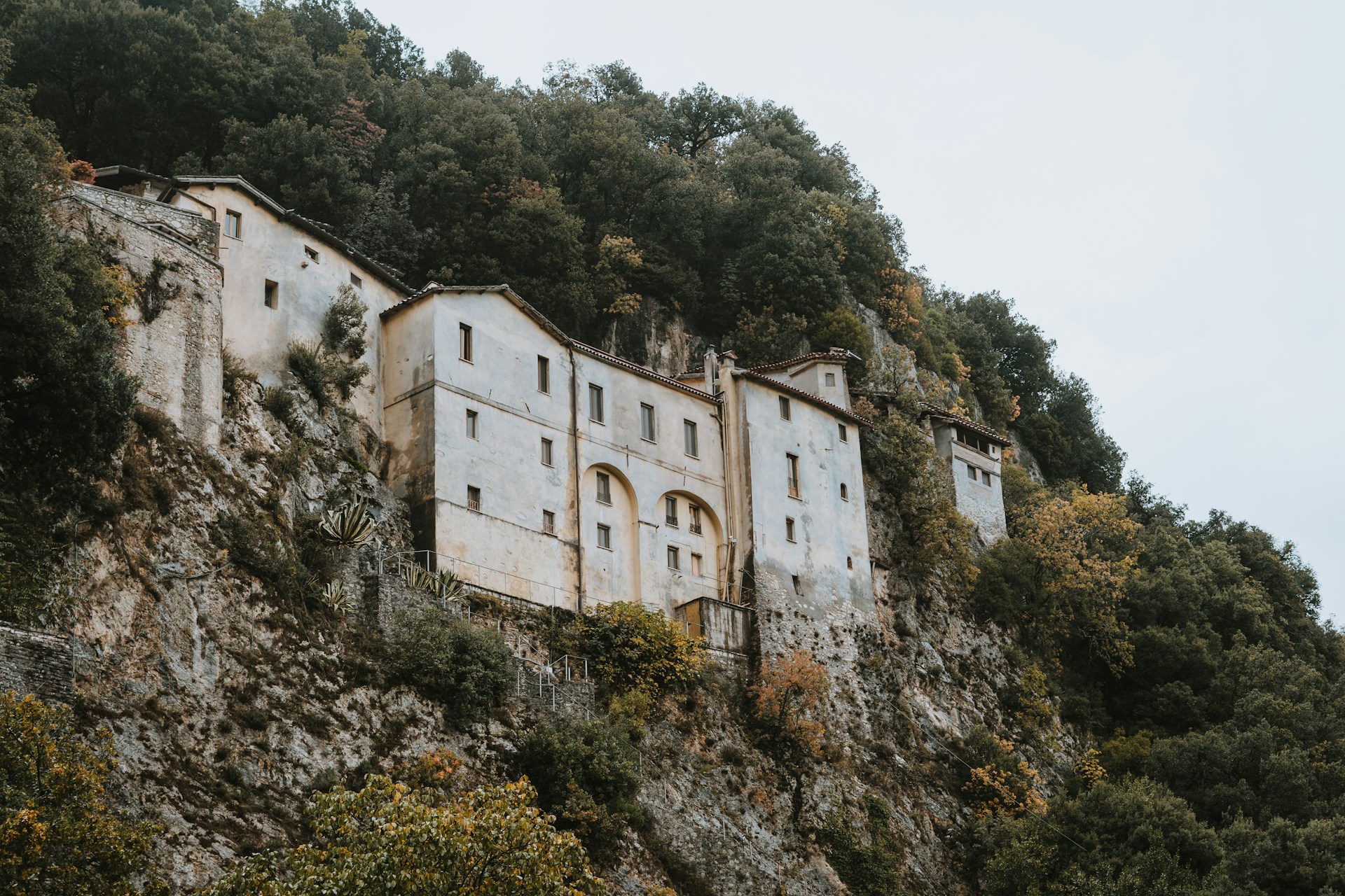 Santuario de Greccio, lugar del primer belén viviente de San Francisco, en la peregrinación franciscana