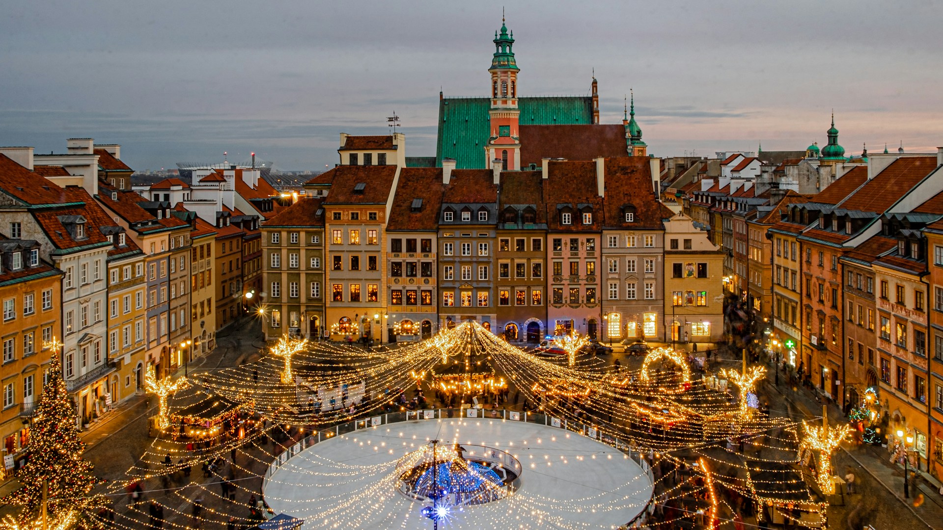 Panorámica nocturna de Varsovia, capital de Polonia
