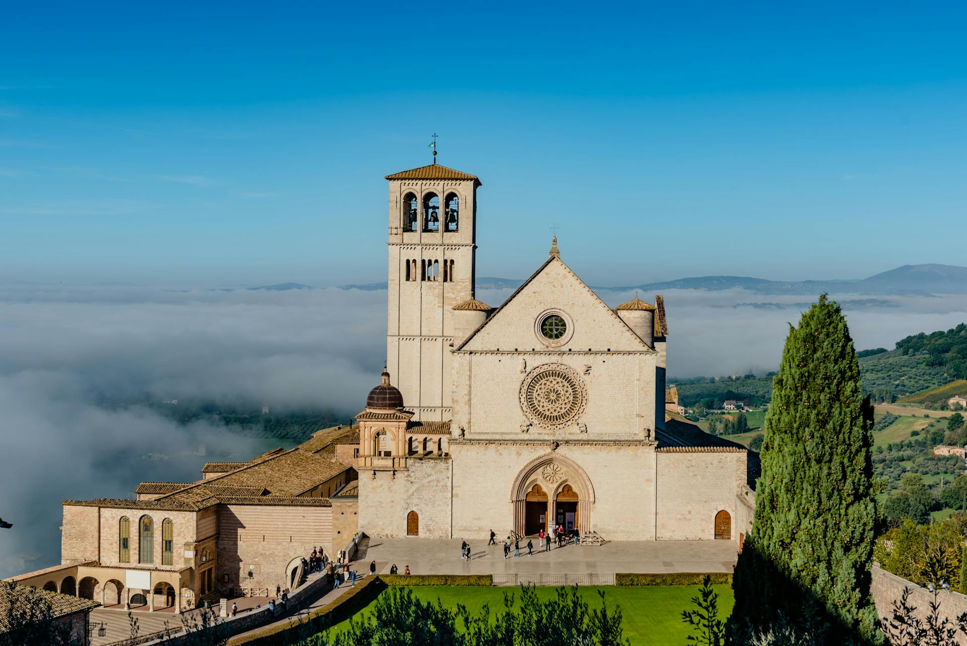 asílica de San Francisco de Asís vista exterior, destino de la peregrinación organizada a Italia 2026