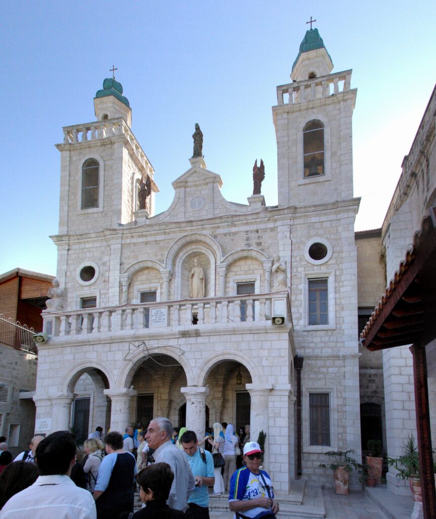 Iglesia de las Bodas de Caná de Galilea con peregrinos